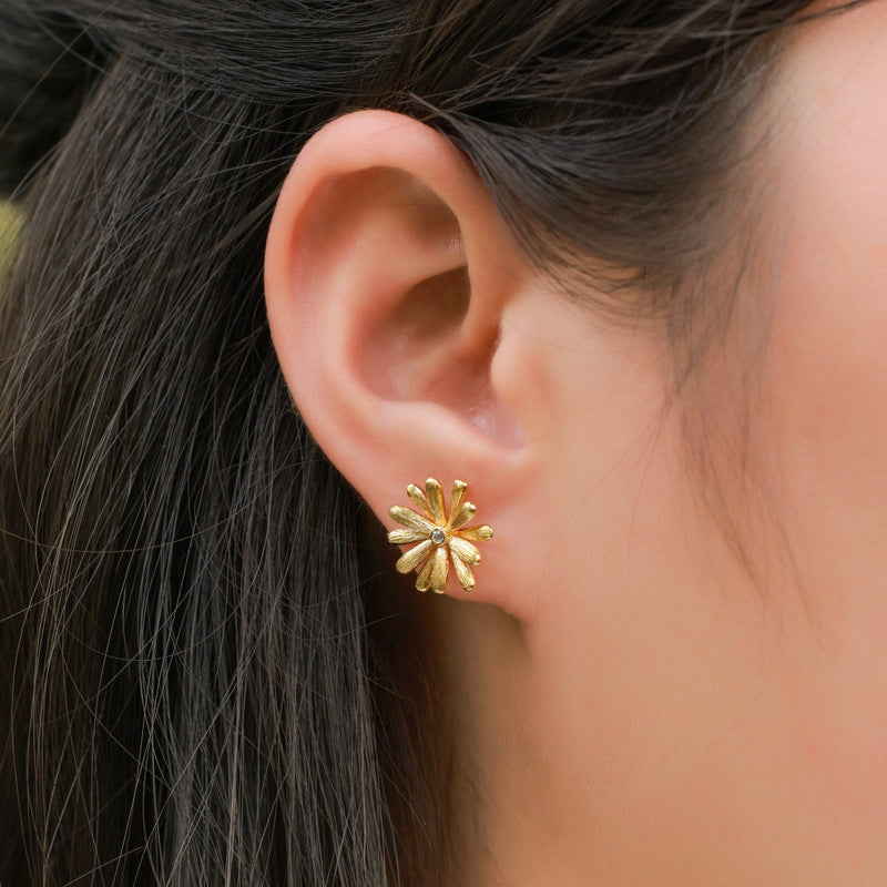 S925 sterling silver with 10K gold plated hand-brushed daisy earrings | Light luxury retro flower earrings fresh and high-end jewelry