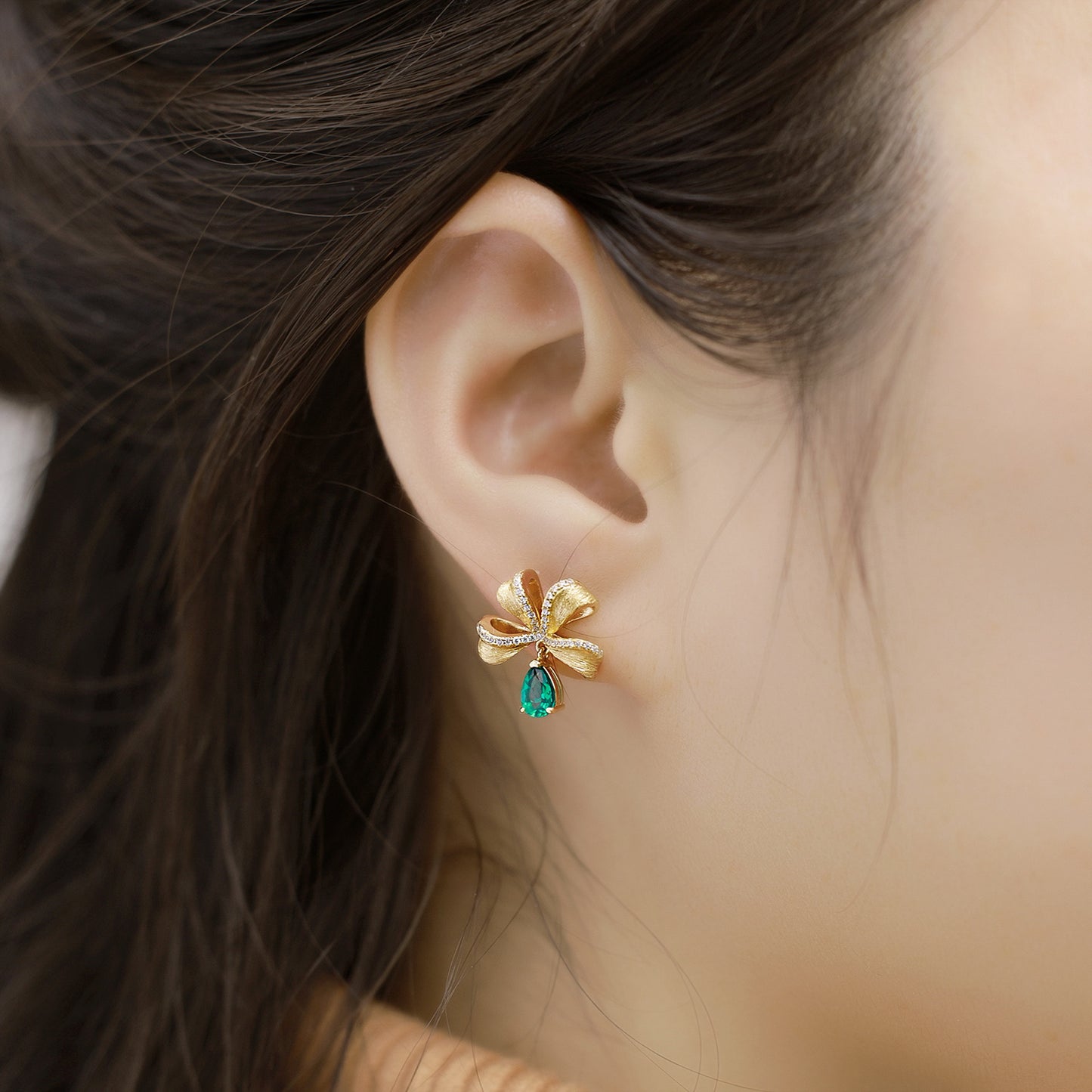 S925 sterling silver plated with 10K gold, light luxury, high-end hand-brushed craftsmanship, cultivated emerald bow earrings