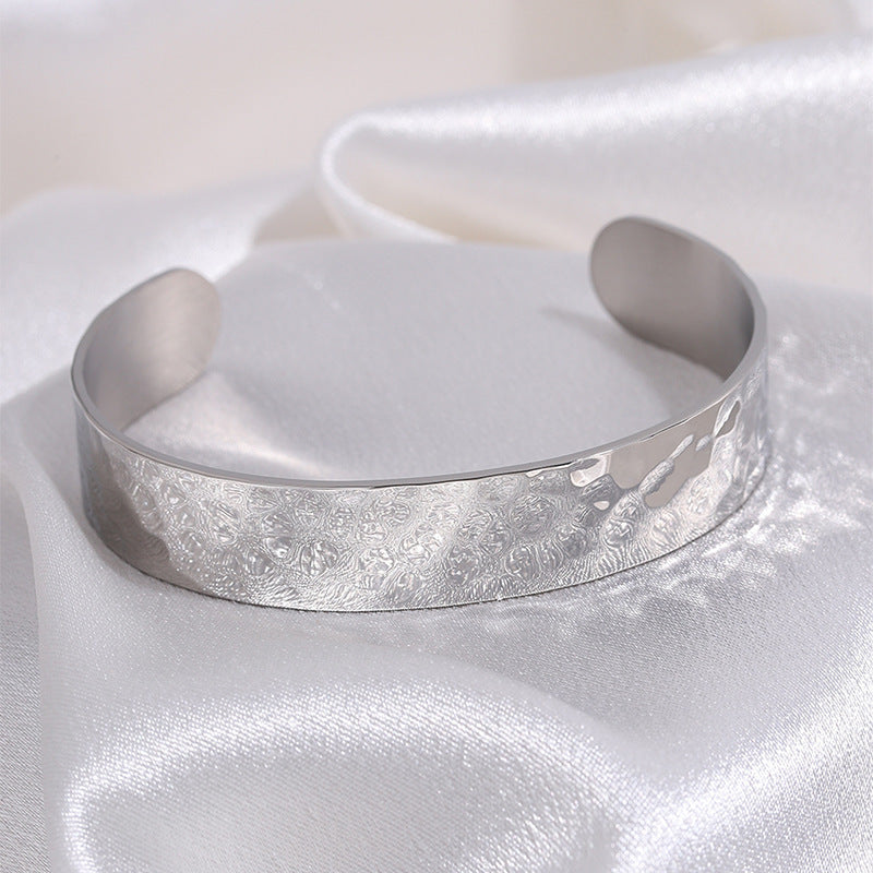 新款國風開口銀色錘紋開口專業匠心製作不鏽鋼銀手鐲飾品