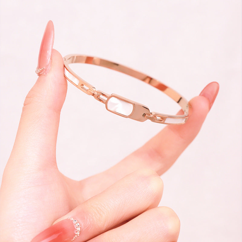 新款不鏽鋼手鐲可洗澡不掉色女時尚韓版潮流貝殼真金電鍍鈦鋼手鐲