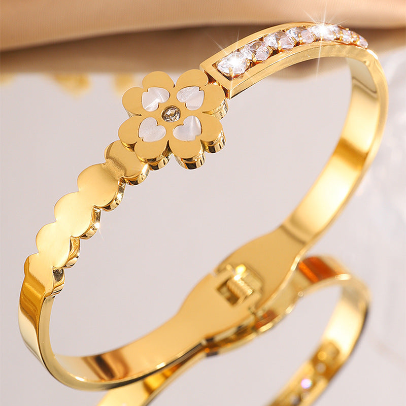 新品赫本風不鏽鋼幸運草手鐲女高級感彈簧開口輕奢鑲鋯石跨境飾品