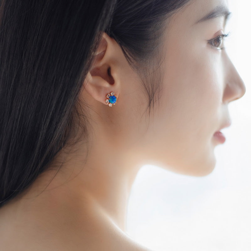 S925 純銀鍍 10K 金日韓風耳釘｜合成藍歐泊仿鑽花朵造型 清新甜美耳飾