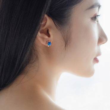 S925 純銀鍍 10K 金日韓風耳釘｜合成藍歐泊仿鑽花朵造型 清新甜美耳飾