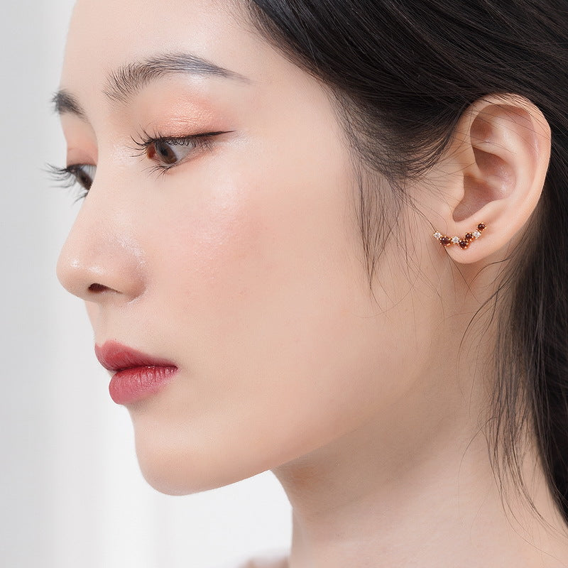 S925 純銀鍍 9K 金耳環｜天然紅石榴石仿鑽弧形造型 時尚吸睛首選