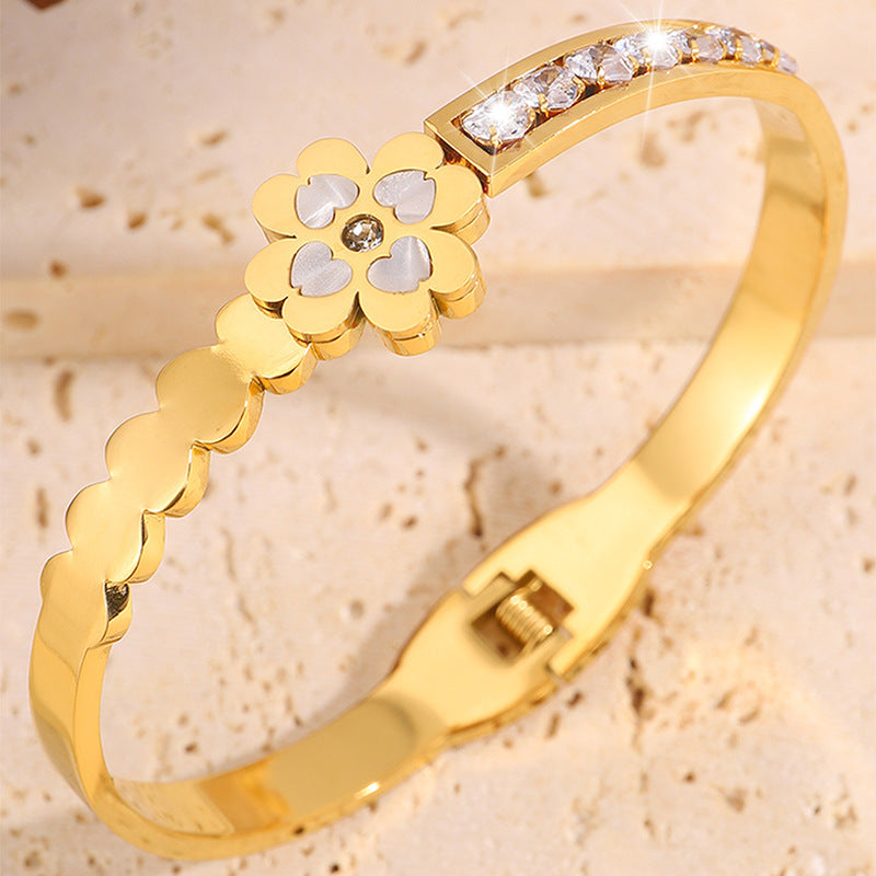 新品赫本風不鏽鋼幸運草手鐲女高級感彈簧開口輕奢鑲鋯石跨境飾品