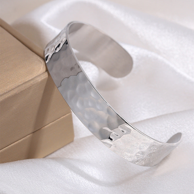 新款國風開口銀色錘紋開口專業匠心製作不鏽鋼銀手鐲飾品