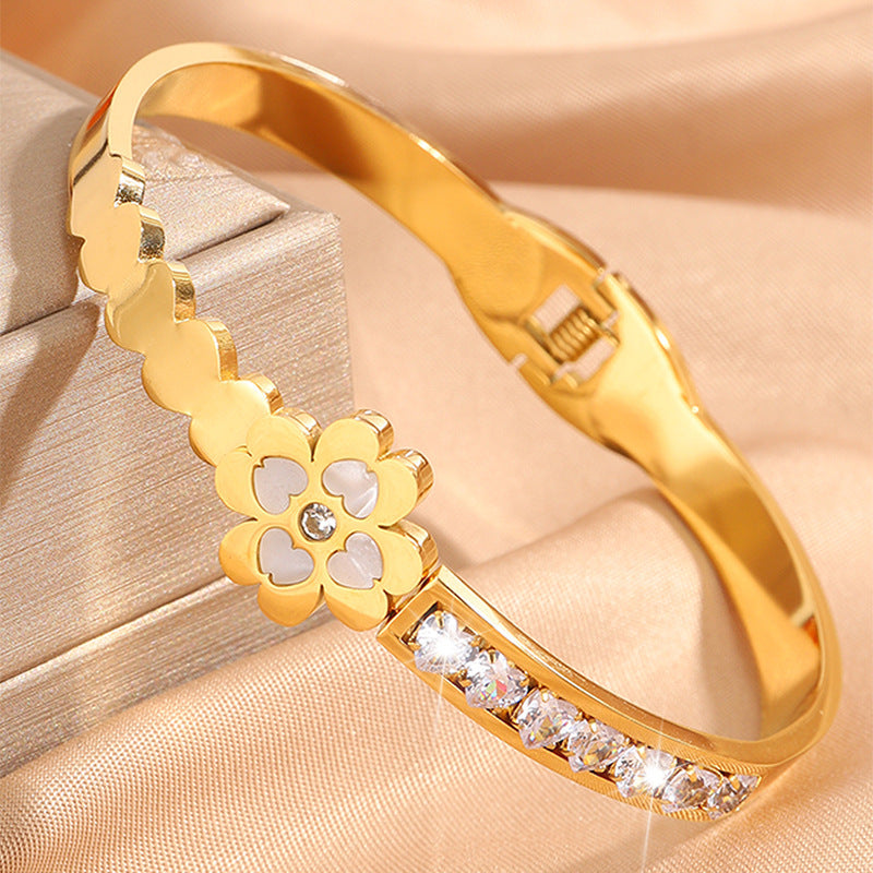 新品赫本風不鏽鋼幸運草手鐲女高級感彈簧開口輕奢鑲鋯石跨境飾品