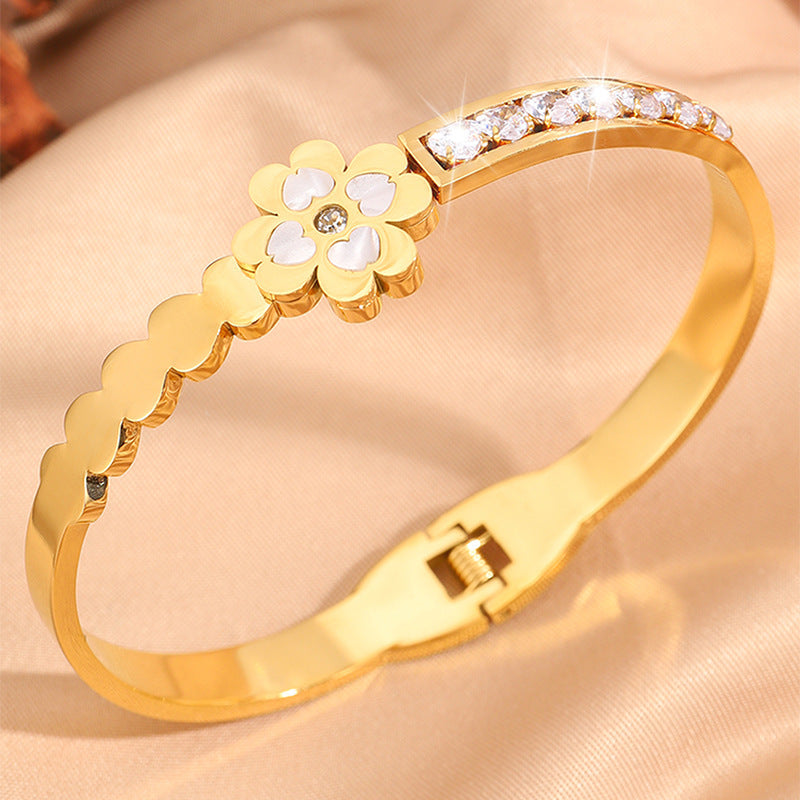 新品赫本風不鏽鋼幸運草手鐲女高級感彈簧開口輕奢鑲鋯石跨境飾品